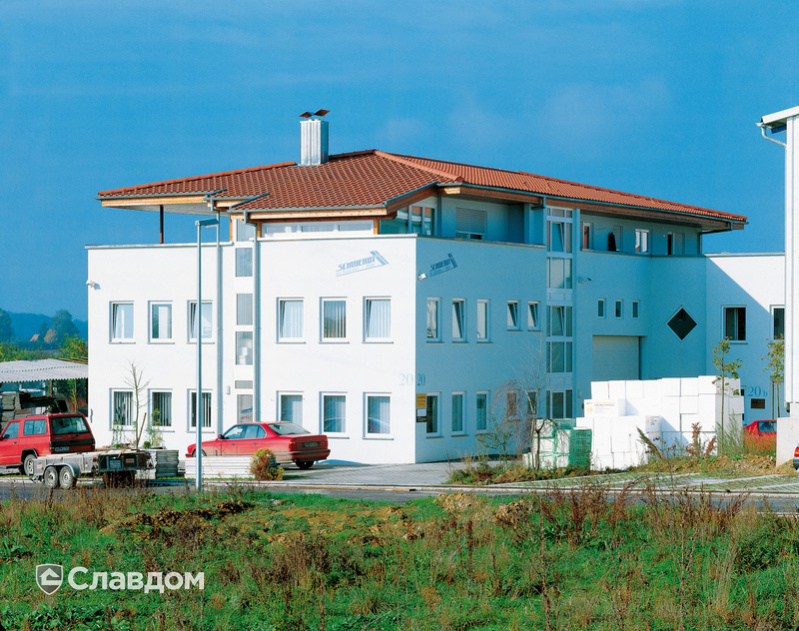 Двухэтажный дом с крышей из черепицы Creaton Futura Natturot