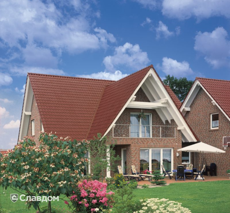 Частный дом с облицовкой кирпичом Roben Formback buntgeflammt и черепицей MonzaPlus kupfer-rotbraun