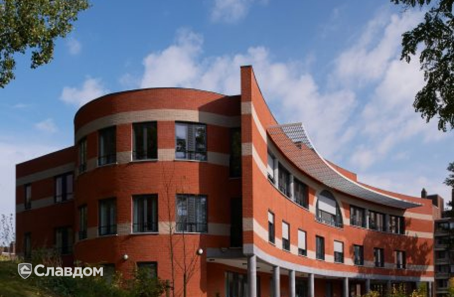 Офис с облицовкой кирпичом Terca Donkerrood и Forum Prata
