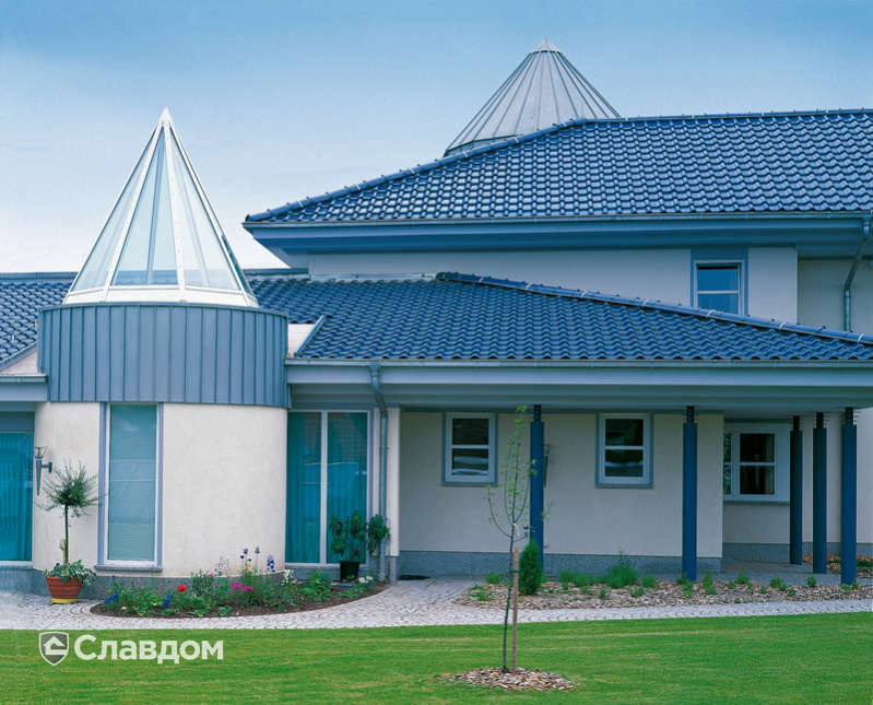 Дом с башенкой с крышей из черепицы Creaton Futura Dunkelblau