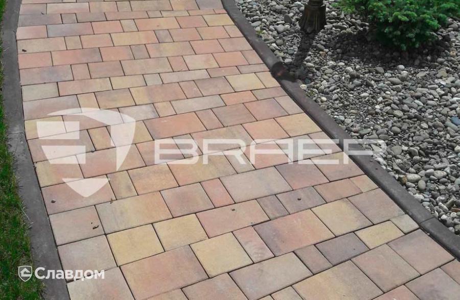 Частный дом СГЛ степь, выложен тротуарной плиткой BRAER