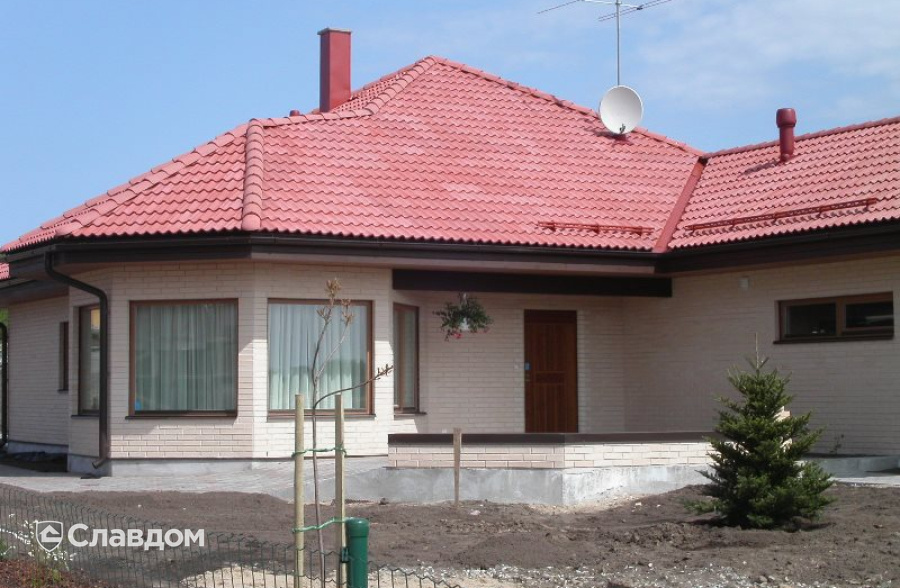 Коттедж с красной крышей с облицовкой кирпичом Terca Kuura гладкий