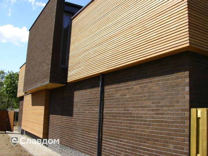 Двухэтажный дом с облицовкой кирпичом Terca Terra шероховатый