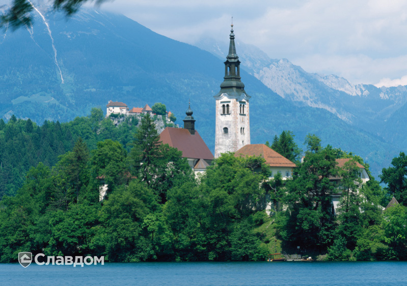 Часовня на острове с черепицей Creaton Biber Klassik Braun Engobiert