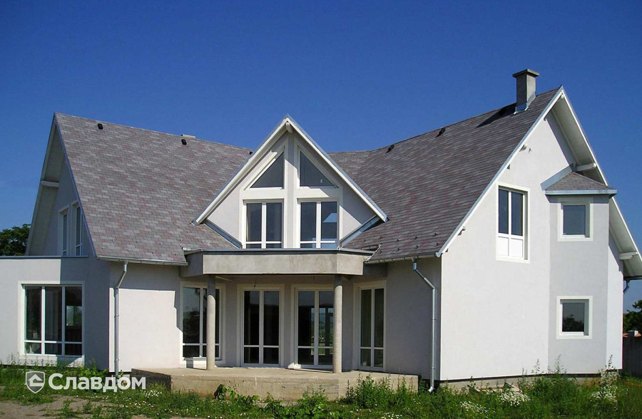 Частный дом с применением мягкой кровлеи TEGOLA Классик Темно-серый