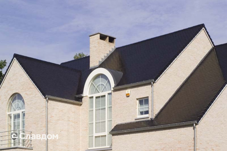 Частный дом с применением керамической черепицы Koramic 301 Plain Tile Smooth Black Glazed