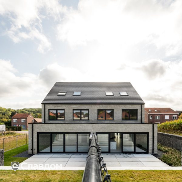 Жилой дом с облицовкой кирпичом Terca Wasserstrich Special E2 Lathi Kohle и Latero Basalto