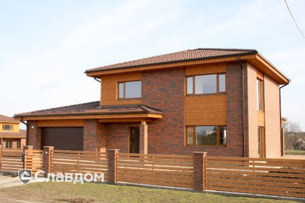 Частный дом с облицовкой кирпичом Terca Red Flame шероховатый