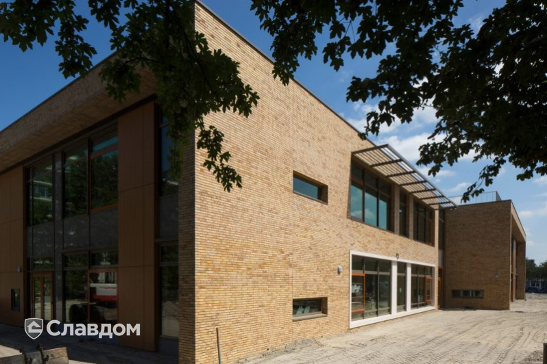 Здание школы Roelof Venema с облицовкой кирпичом Terca Sussex Multi Gesinterd