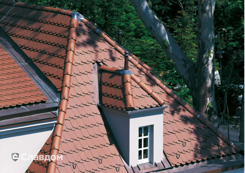 Жилой дом с черепицей Creaton Biber Klassik Braun Engobiert. Многоскатная кровля.