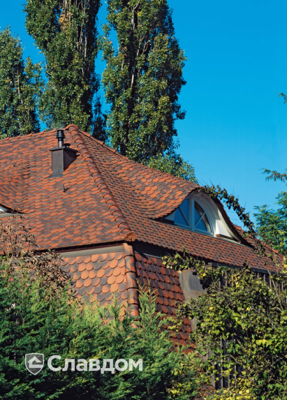 Частный дом с крышей из черепицы Creaton Biber Klassik Naturrot geflammt engobiert