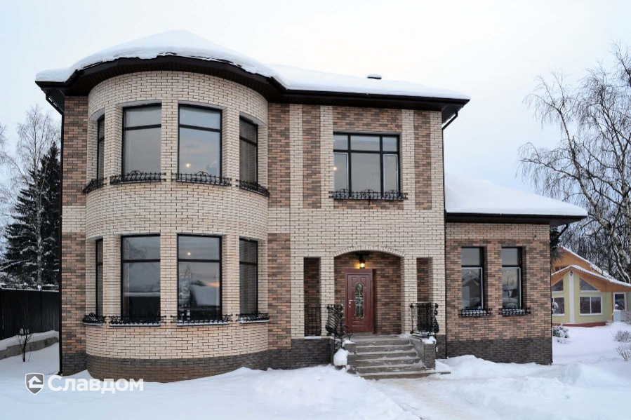 Частный дом с облицовкой кирпичом КС-Керамик 1НФ Лотос гладкий и Камелот микс гладкий