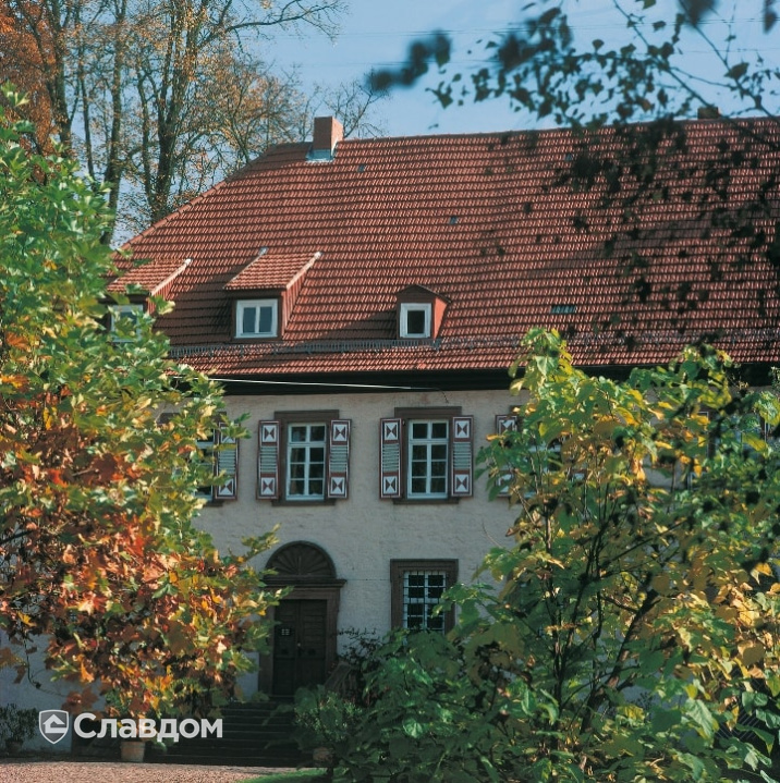 Замок в Хайнштадте с черепицей Braas Гранат 11V натуральный красный