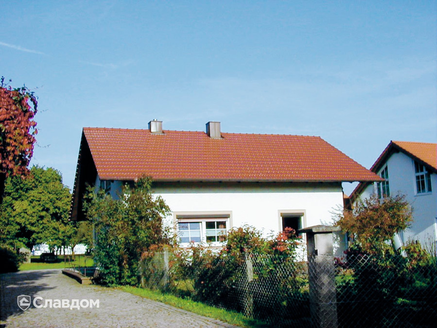 Частный дом с применением керамической черепицы Koramic Mondo 12 red engobe