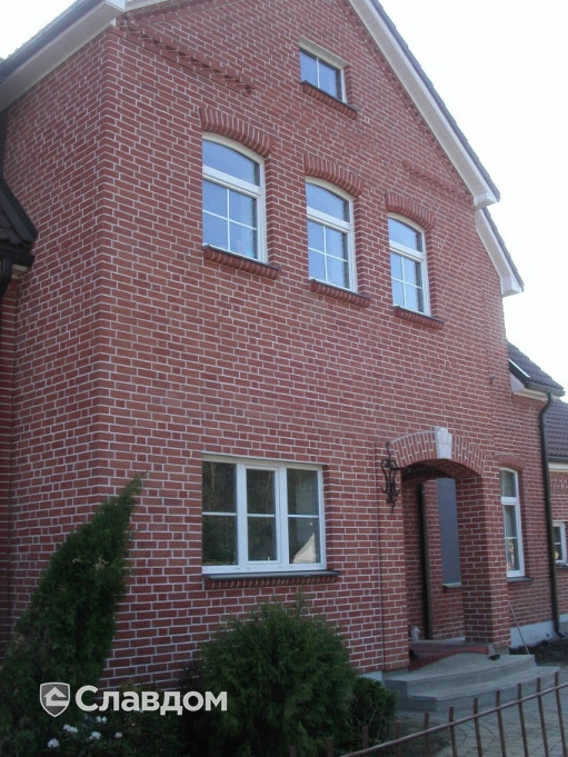 Двухэтажный жилой дом с облицовкой кирпичом Terca Red гладкий