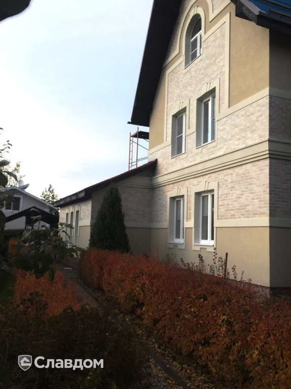 Дом с облицовкой фасадной плиткой Westerwaelder Klinker Glazur WK55 Gnes Goldgelb