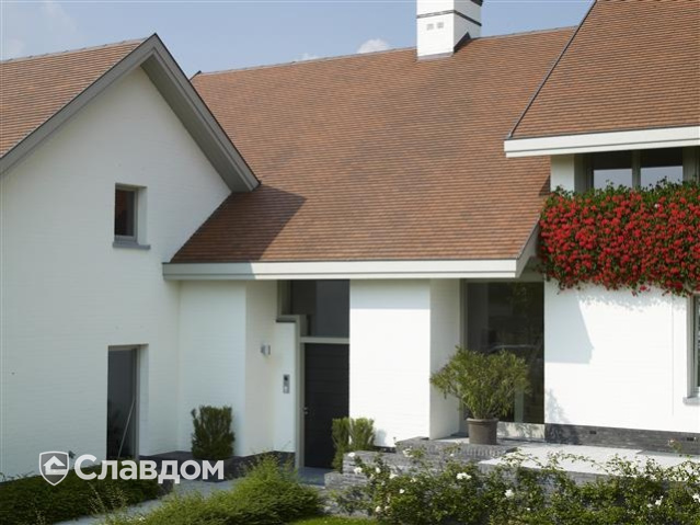 Коттедж с применением керамической черепицы Koramic 301 Plain Tile Smooth Toscana Engobe
