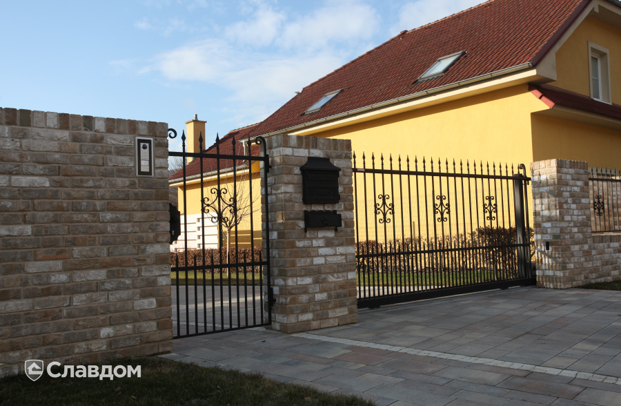 Частный дом в горах с использованием кирпича ENGELS HANDFORM Carthago