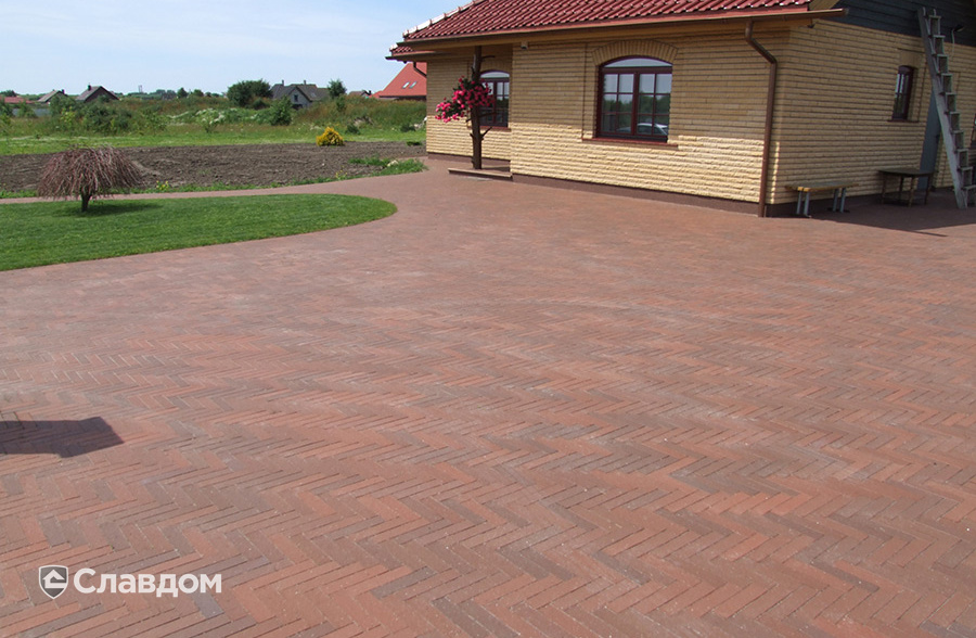 Территория частного дома с применением брусчатки Penter Baltic Klinker Pavers Nuance STT65