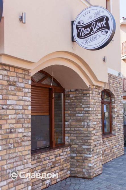 Кафе "New York" с применением керамического кирпича ENGELS HANDFORM Royal Emmerald