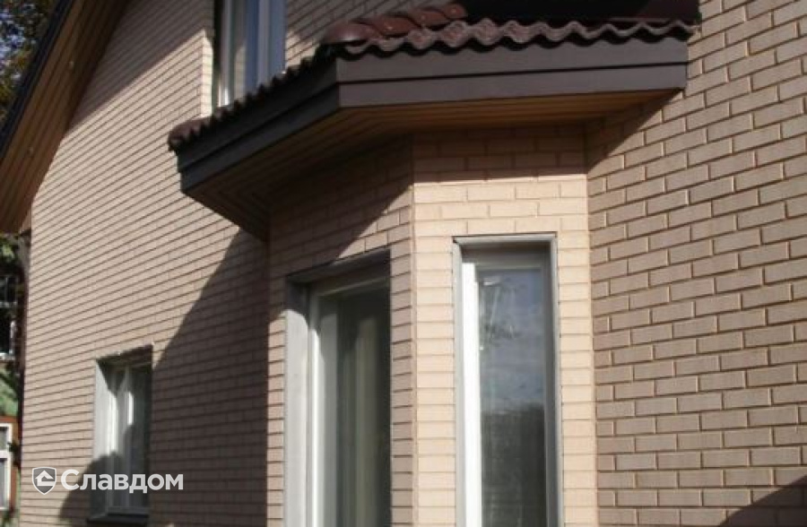 Коттедж с черной крышей с облицовкой кирпичом Terca Kuura гладкий