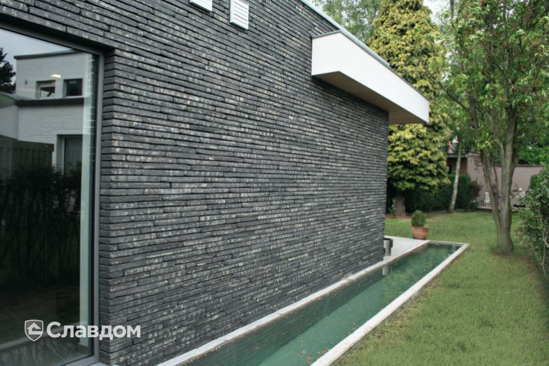 Частный дом в Синт-Амандсберге с облицовкой кирпичом Terca Lathi Wasserstrich Gesmoord-Spezial Zwart