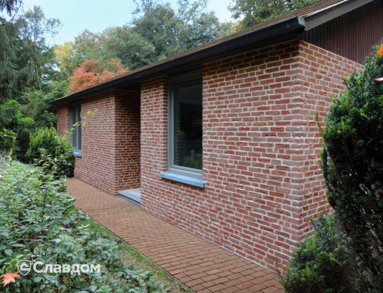 Частный дом в Бри с облицовкой кирпичом Terca Paarsblauw