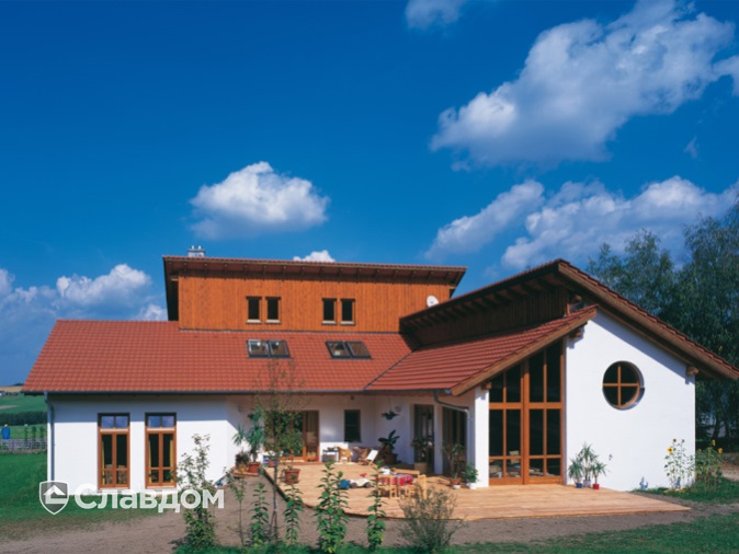 Частный дом с черепицей Braas Топаз 13V натуральный красный