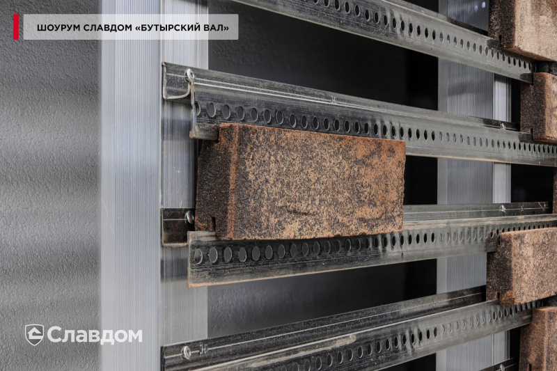 «Парящие» колонны из кирпича Plinfa в шоуруме Славдом «Бутырский Вал»