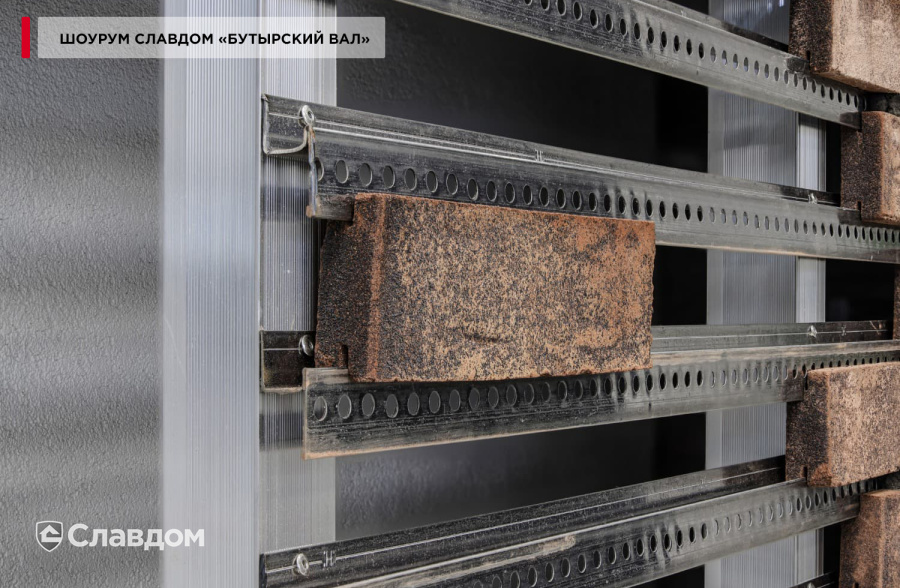 «Парящие» колонны из кирпича Plinfa в шоуруме Славдом «Бутырский Вал»