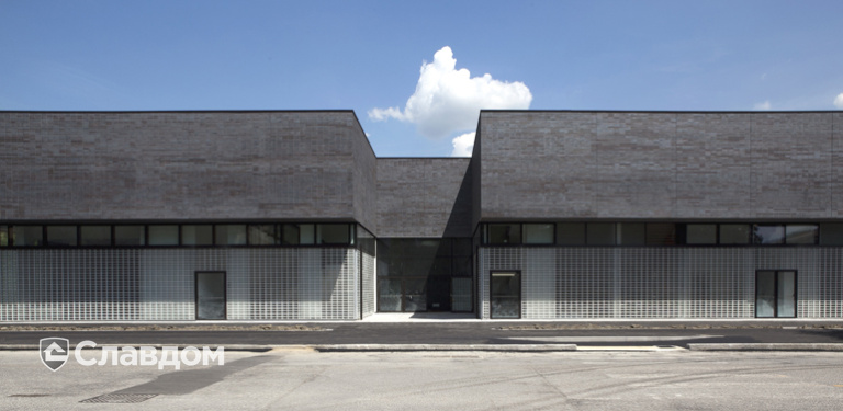 Здание бассейна с облицовкой фасадной плиткой Stroeher Keravette Chromatic 336 metallic black