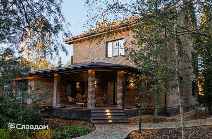 Частный дом с облицовкой кирпичом ручной формовки Сафоново Клинкер №9