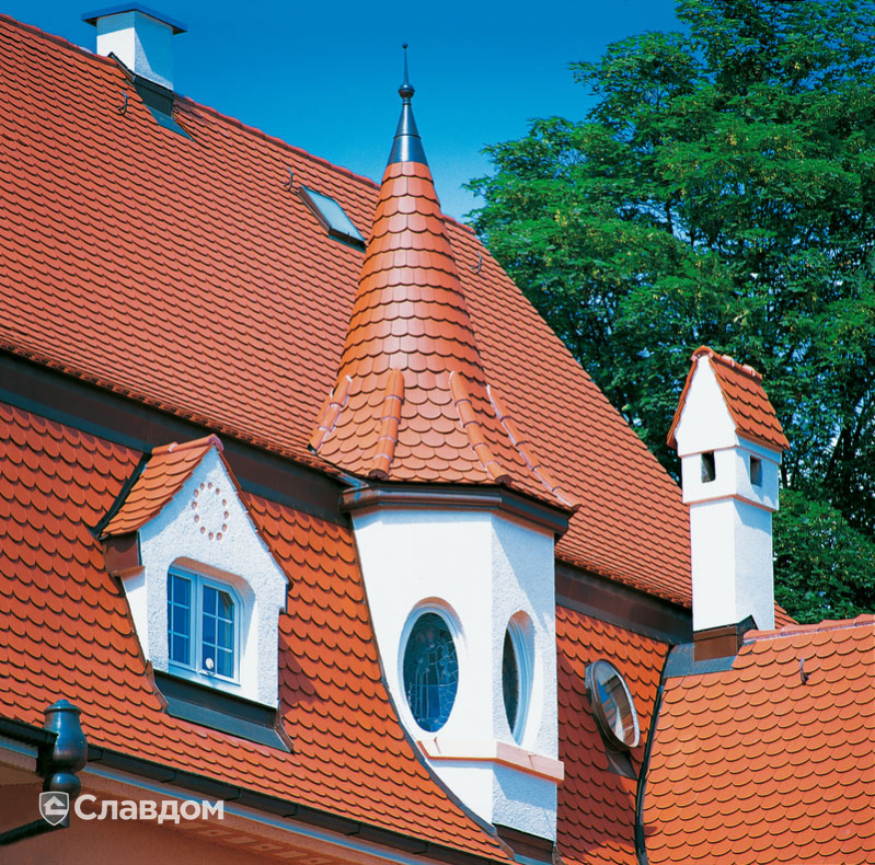 Крыша из черепицы Creaton Biber Klassik Naturrot с башенкой