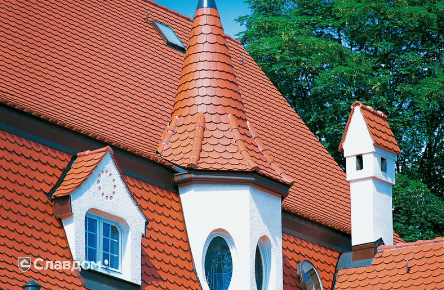 Крыша из черепицы Creaton Biber Klassik Naturrot с башенкой