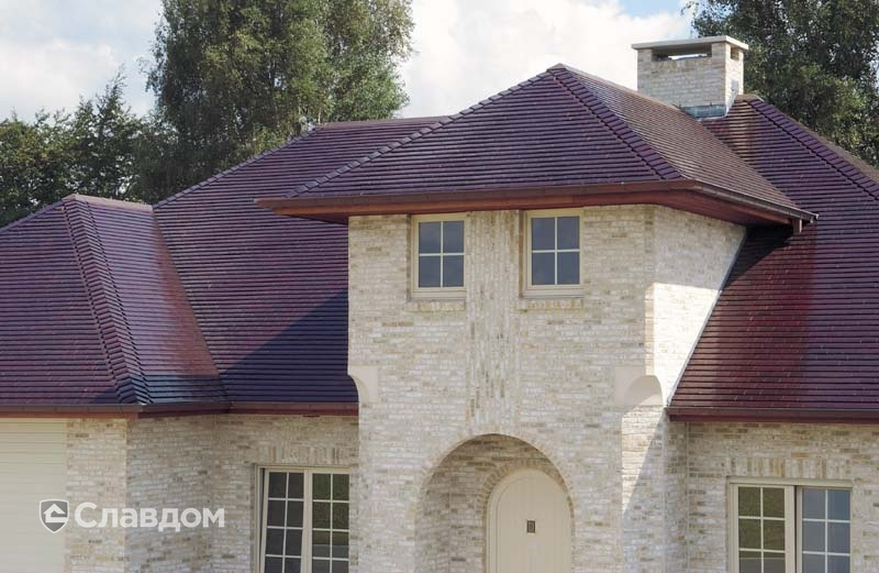 Жилой дом с применением керамической черепицы Koramic 301 Plain Tile Smooth Wine Red Glazed