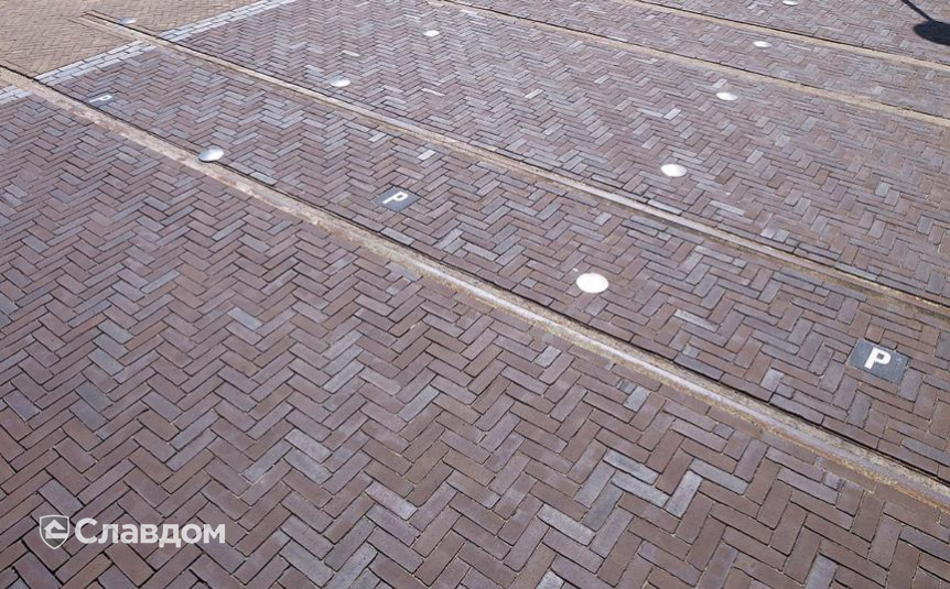 Площадь в Мидделхарнисе с применением брусчатки Penter Oliva bezand DF