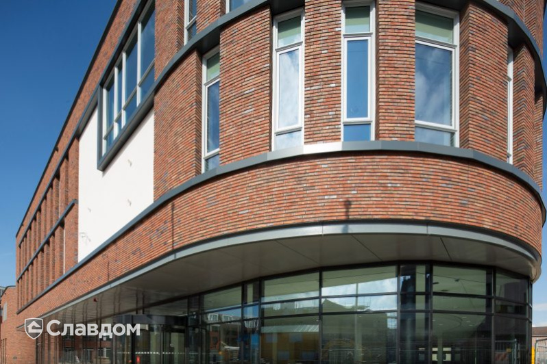 Многофункциональный центр Het Klavier с облицовкой кирпичом Terca Winhov Falls