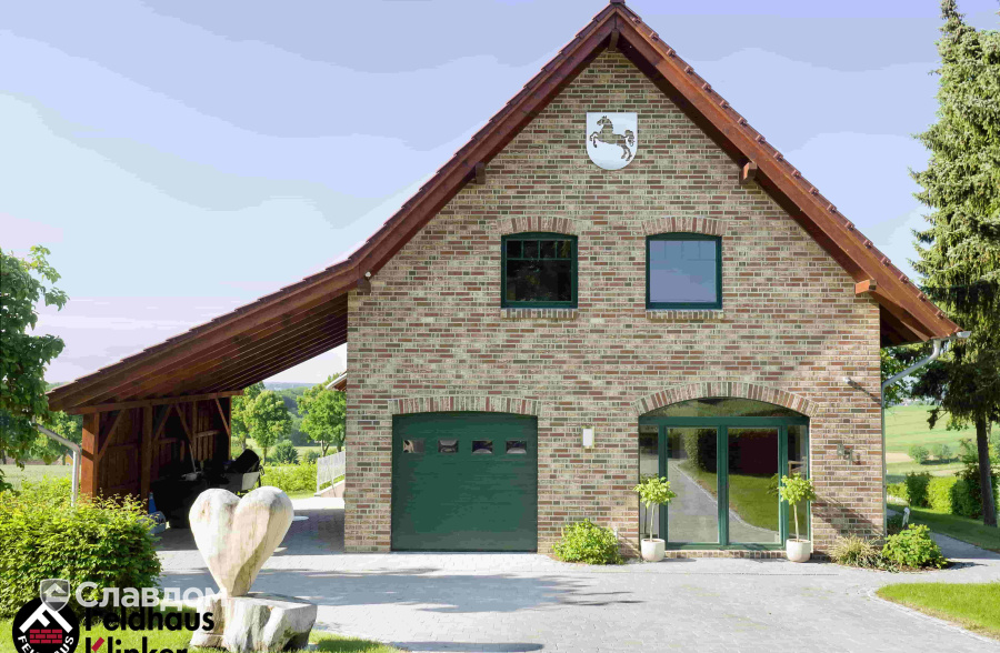 Частный дом с облицовкой кирпичом Feldhaus Klinker 690 sintra ardor blanca