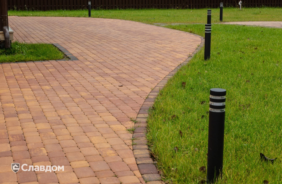 Частный дом в Ленинградской области с мощением плиткой Braer Классико