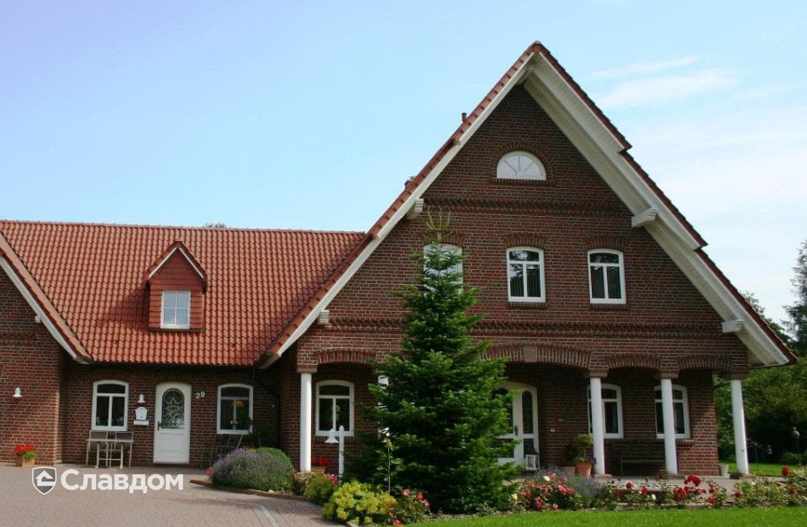Дом с мансардой с облицовкой кирпичом Terca HKS Kohle