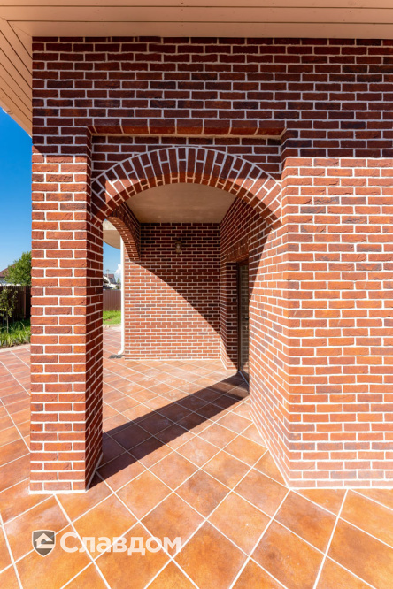 Частный дом с мощением тротуарной плиткой Выбор Старый город Листопад