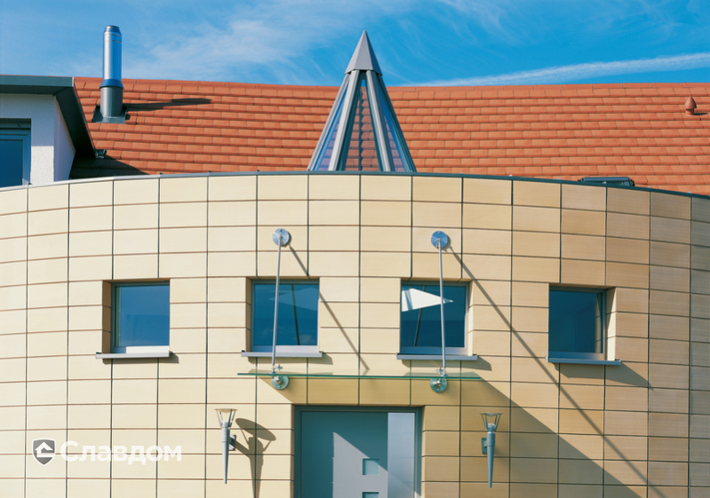 Жилой дом с бассейном с крышей из черепицы Creaton Domino Naturrot