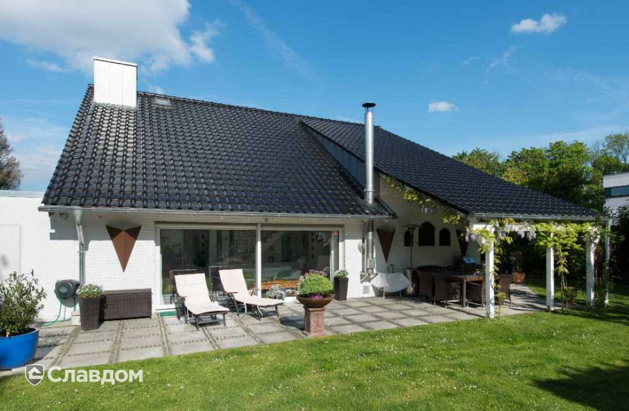 Жилой дом с применением керамической черепицы Laumans XL Top 50 Schwarz Brilliat Glasur