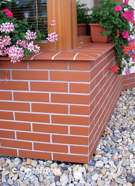 Фасад частного дома с применением клинкерных подоконников King Klinker 01 Ruby red и клинкерной плитки 01 Ruby red