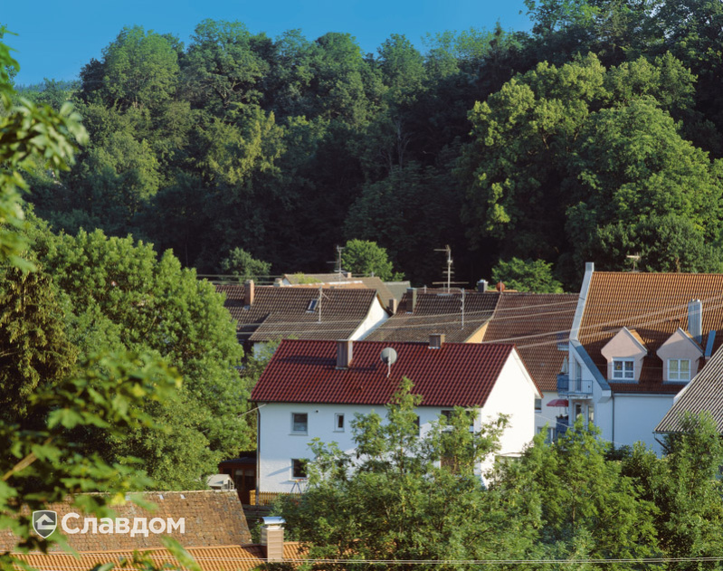 Дома в лесу с крышей из черепицы Creaton Futura Weinrot Glasiert