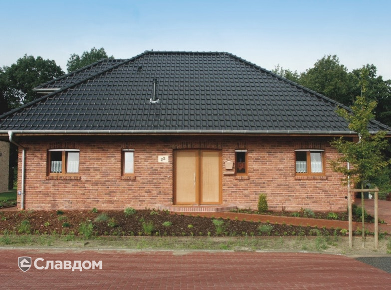 Одноэтажный коттедж с мансардой с облицовкой из кирпича Terca Kastanjebruin