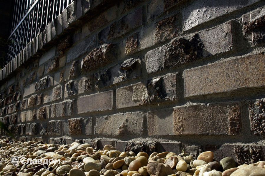 Забор с применением облицовочного кирпича LHL ANTIKA 03-01-17-0100-1