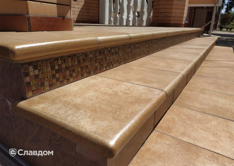 Лестница с применением ступеней Gres Aragon Mytho Rubino