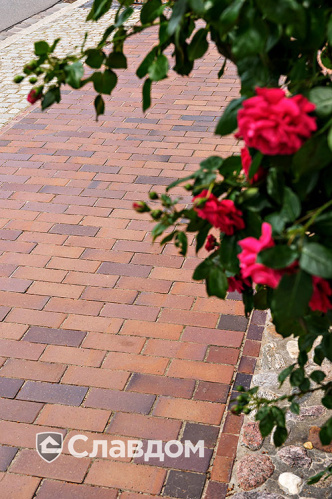 Пешеходная дорожка с применением брусчатки MUHR 04S Rotbraun-bunt special