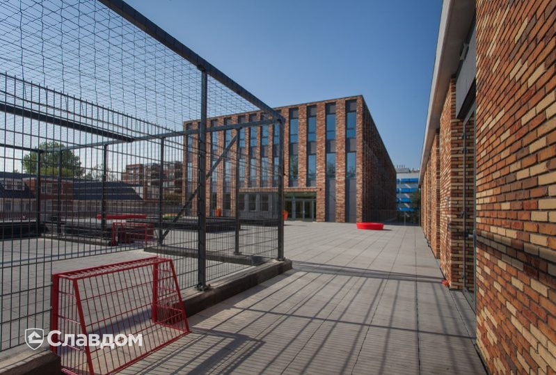 Drietar College с облицовкой кирпичом Terca Ortega Falls